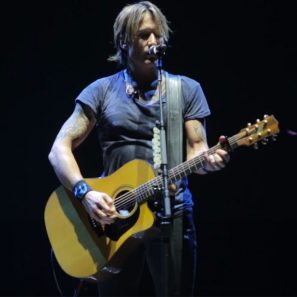 Watch Keith Urban’s Stirring Rendition of “Hallelujah” in Honor of Leonard Cohen